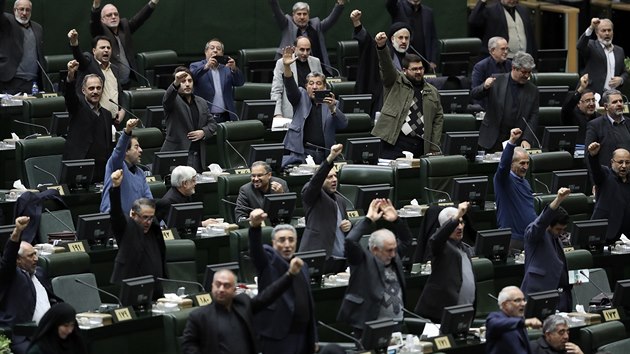 Írántí poslanci v parlamentu bhem hlasování o zákonu o amerických silách.