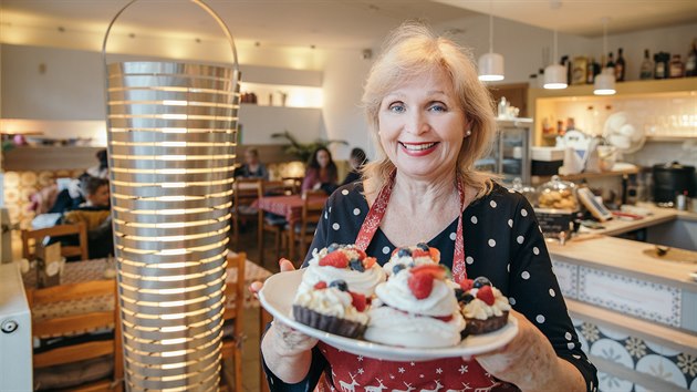 Cukrá�ka Jaroslava Procházková ve své kavárn� na Hanspaulce.