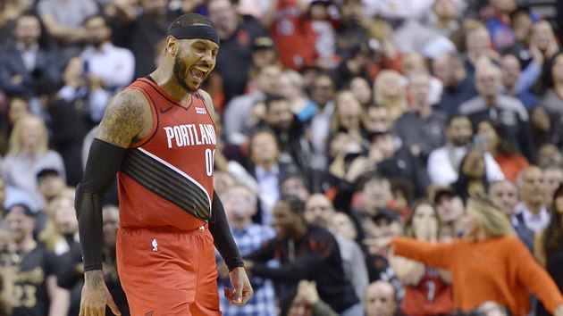 Carmelo Anthony v utkání s úadujícím mistrem z Toronta.