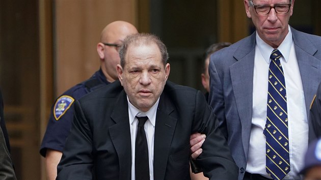 Harvey Weinstein v pondlí u soudu