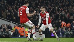 Hrái Arsenalu slaví gól (Sokratis Papastathopoulos a Lucas Torreira)