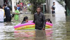 Záplavy v Jakartě si vyžádaly již nejméně 30 obětí. Většina vody opadla, meteorologové však varují před vydatnými dešti