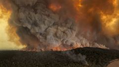 Australsk nmonictvo evakuuje tisc lid uvznnch na pli, kterou obklopuj plameny
