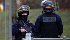 Policisté zasáhli útoníka nejmén tikrát, uvedla francouzská média.