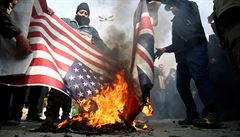 Demonstranti pálí americké a britské vlajky. | na serveru Lidovky.cz | aktuální zprávy
