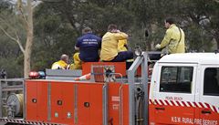 Hasi�i po náro�ném zásahu v zátoce Batemans.