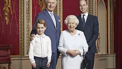 Společný portrét královské rodiny. Buckinghamský palác zveřejnil nové foto královny a tří následovníků trůnu