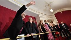 Na snímku jsou (zleva) �editel Národního divadla Jan Burian, ma�arský premiér...