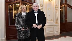 Na snímku p�ichází guvernér �eské národní banky (�NB) Ji�í Rusnok s doprovodem.