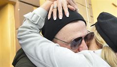 Bývalý fotbalový reprezentant Tomá� �epka objímá svou p�ítelkyni Kate�inu...