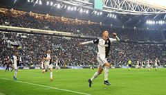 Ronaldo vstřelil první hattrick v Itálii, Inter se udržel na prvním místě díky výhře v Neapoli