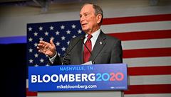 Bloomberg před primárkami najal do štábu stovky členů, zvolil ale riskantní volební strategii