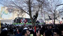 Íránci v Kermánu se ú�astní poh�ebu zabitého generála Solejmáního.