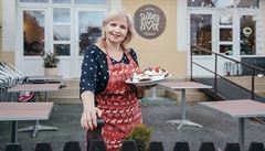 Jaroslava Procházková u své kavárny Sladký �ivot.
