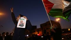 Lidé v ulicích oslavují íránský útok na americké základny v Iráku.