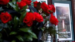 V Kyjev ped íránskou ambasádou vznikl improvizovaný pomník obtem letu PS752,...