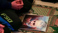 Lidé v Libanonu se modlí za padlého íránského vojenského v�dce Sulejmáního.