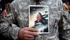 Jeden z demonstrujících dr�í obrázek generála Sulejmáního.