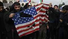 Demonstranti trhají a pálí americké vlajky. | na serveru Lidovky.cz | aktuální zprávy