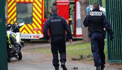 Francouzští policisté zabezpečují park ve městě Villejuif nedaleko Paříže. | na serveru Lidovky.cz | aktuální zprávy