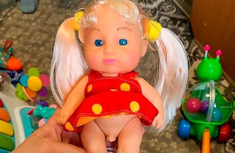 V ruském hračkářství se objevila transgenderová panenka, pod šatičkami má  mužské genitálie | Zajímavosti | Lidovky.cz
