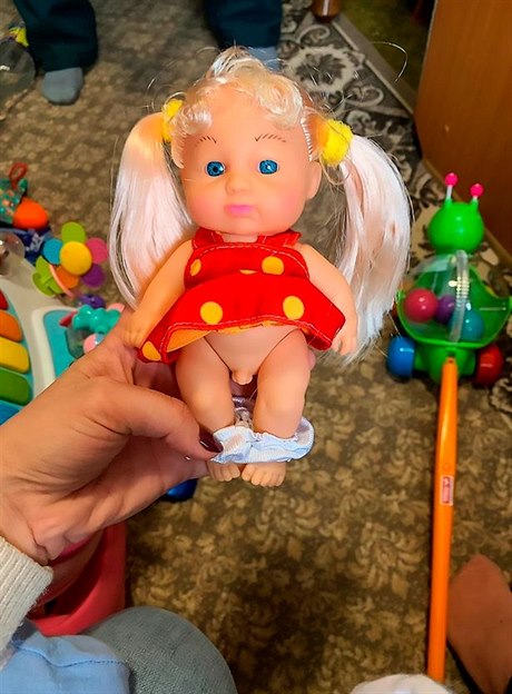 Transgender panenka v hračkářství v ruském Novosibirsku.
