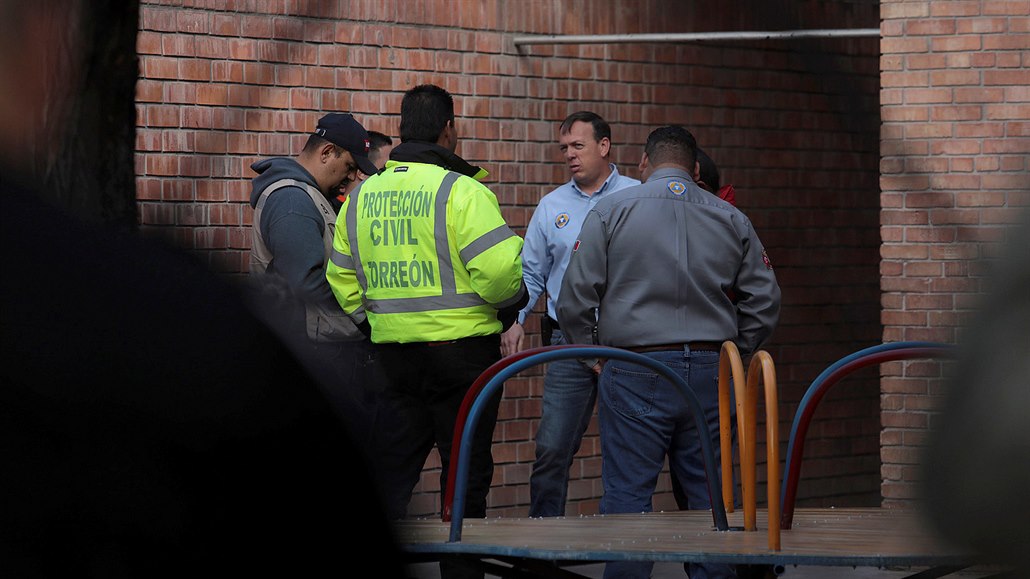 kolu obklopily desítky policist a voják.