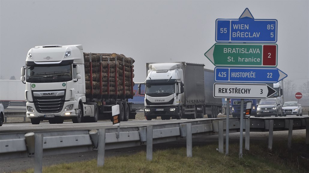 Automobily na sjezdu z dálnice D2 u Beclavi (ilustraní foto).