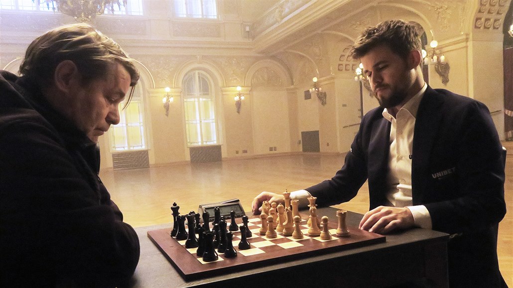 Mistr svta Magnus Carlsen (vpravo) byl tento týden v Praze. Ve velkém sále...