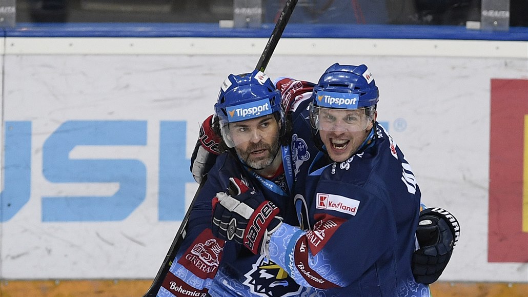 Petr Vampola (vpravo) se raduje s Jaromírem Jágrem z gólu.
