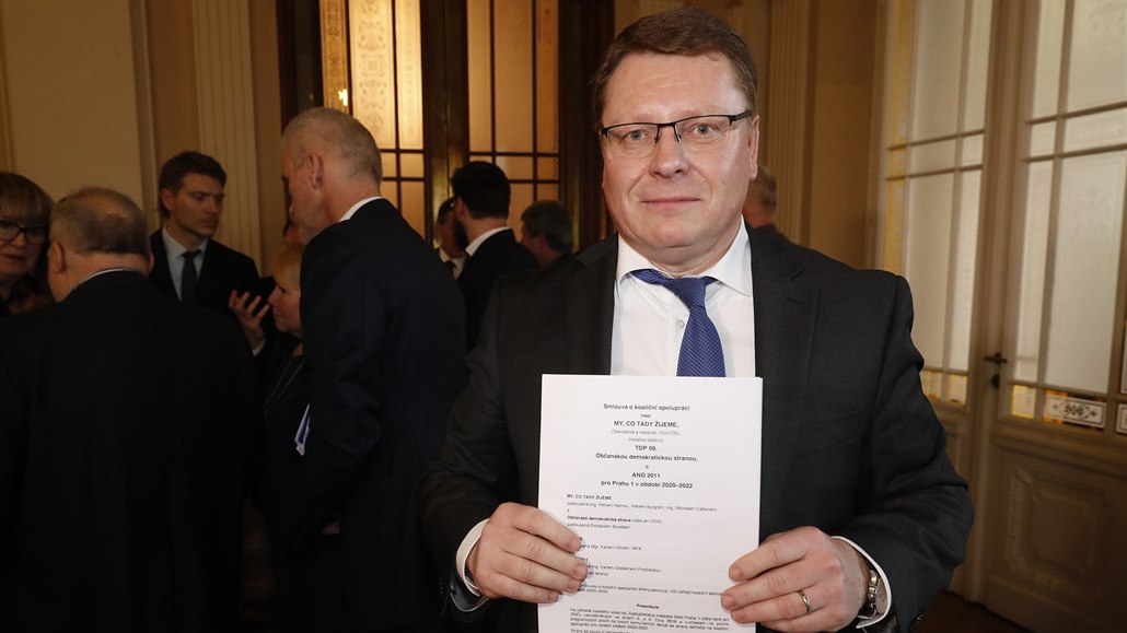 Petr Hejma (STAN) s koaliční smlouvou.