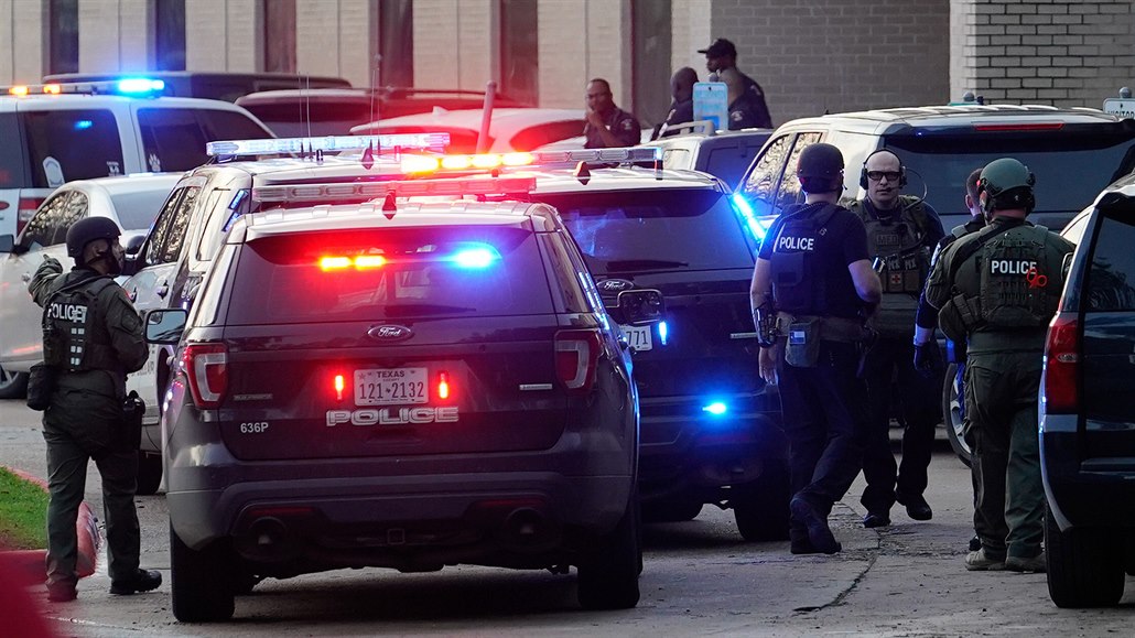 Policie zasahuje po stelb na stední kole ve mst Bellaire v americkém...