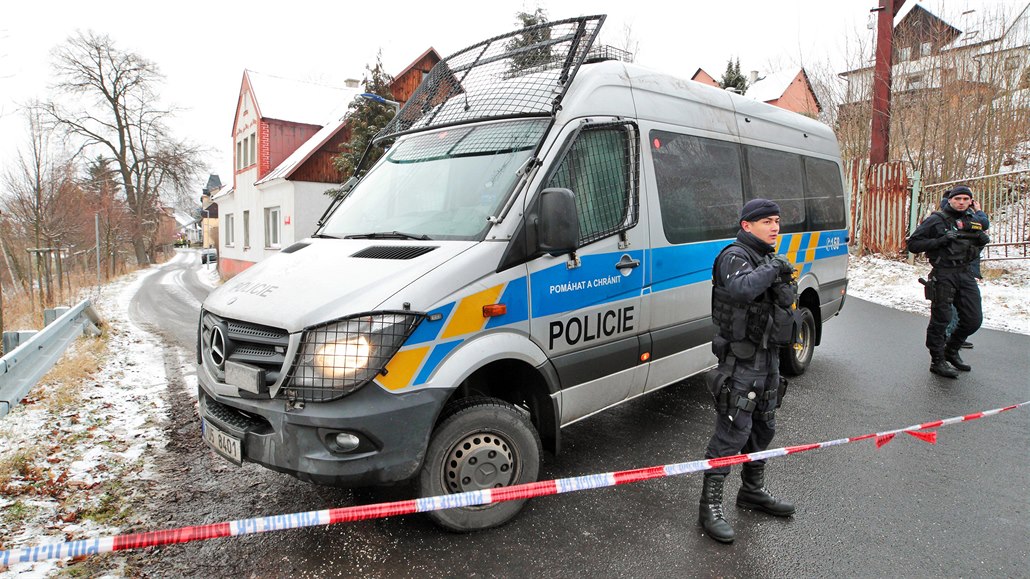 Vejprty, 19.1.2020, policisté celou oblast uzaveli - hasii a záchranái...