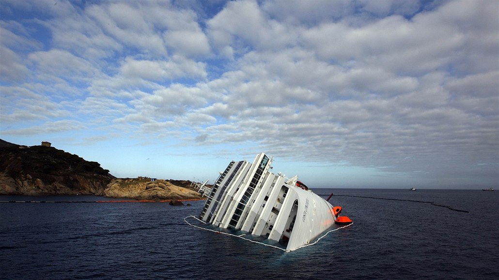 Costa Concordia vydala dalích osm obtí.