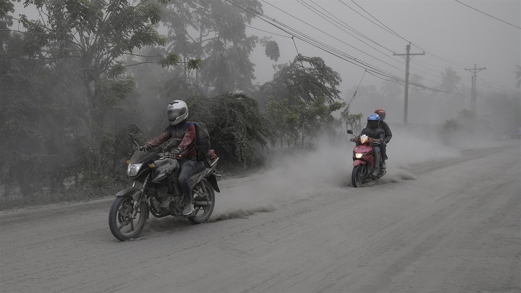 Silnice pokrytá popelem z filipínské sopky Taal.
