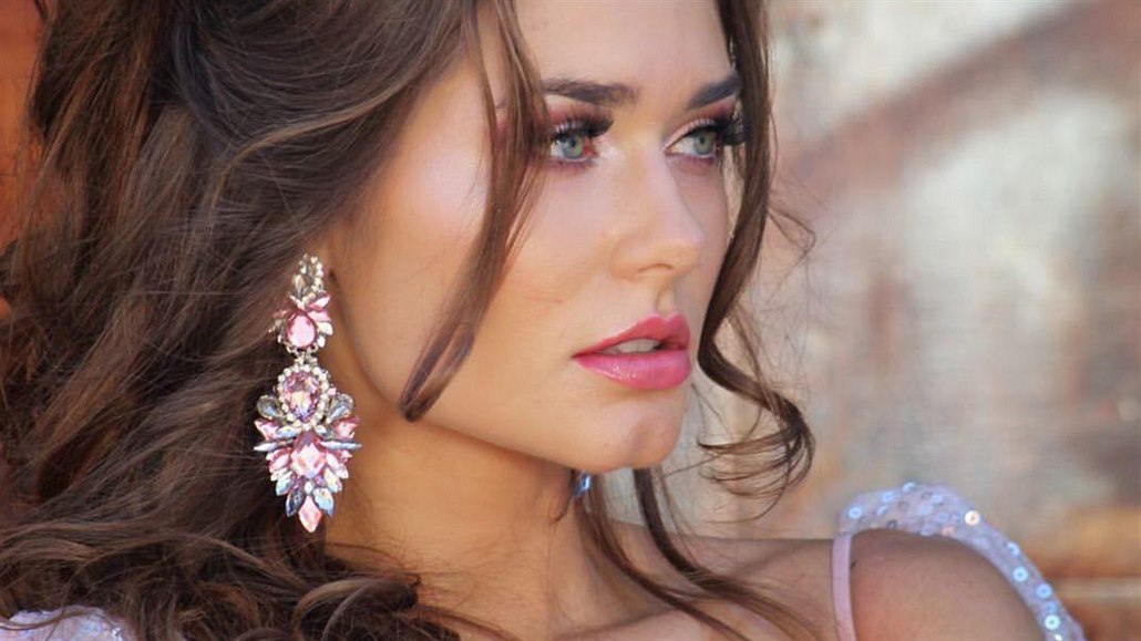 Nejkrásnější dívkou na mezinárodní soutěži Miss Global se stala Češka Karolína...