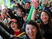 Podporovatelé tchajwanské prezidentky Cchaj Jing-wen oslavují její vítzství.