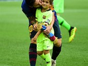 Lionel Messi se svým synem Thiagem.