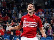 Novak Djokovi oslavuje vítzství v ATP Cupu.