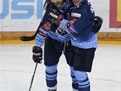 Jaromír Jágr a Petr Vampola se radují z pátého gólu.