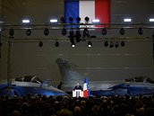 Macron na leteck zkladn Bricy Air Base 123 nedaleko msta Orlans.