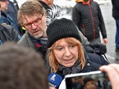 Starostka msta Jitka Gavdunová hovoí s novinái 19. ledna 2020 poblí domova...