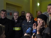 Andrej Babi a starostka Vejprt Jitka Gavdunová na míst tragédie.