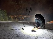 Snowboardista bhem noního lyování na Jetdu.