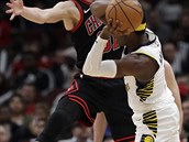 Basketbalista Chicaga Bulls Tomá Satoranský se snaí zblokovat soupee.