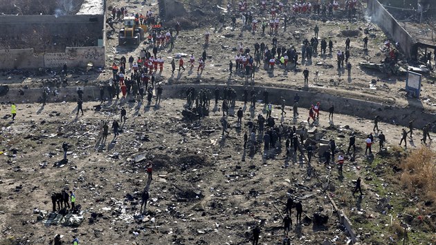 Záchraná�i prohledávají místo, kde v Shahedshahru jihozápadn� od hlavního m�sta...