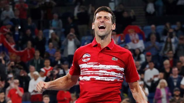 Novak Djokovi oslavuje vítzství v ATP Cupu.