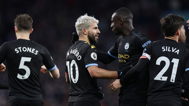 Sergio Aguero slaví hattrick do sít Aston Villy.