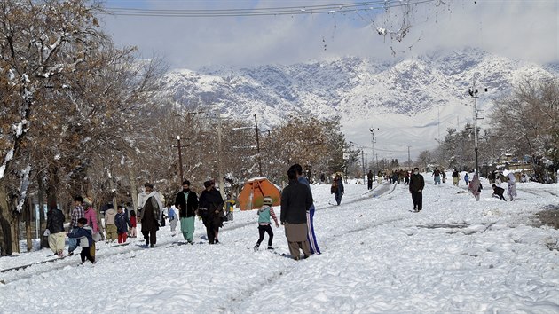 Nejmén 57 lidí zahynulo od pondlí pi sesuvech lavin v pákistánské ásti...
