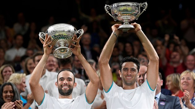 Juan-Sebastian Cabal and Robert Farah oslavují wimbledonský triumf.